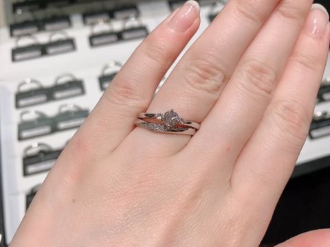 【ラザール ダイヤモンド(LAZARE DIAMOND)の口コミ】 婚約指輪のシンプルかつ華やかなデザインに、流れるようにダイヤモンドが…