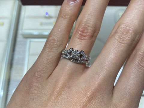 【カルティエ(Cartier)の口コミ】 婚約指輪と、重ね付けしたかったため。ちょうどダイヤのところでカーブし…