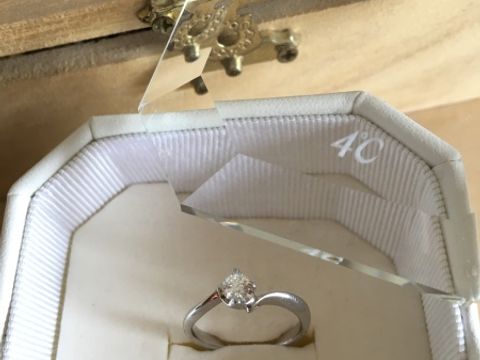 【4℃ BRIDAL(ヨンドシーブライダル)の口コミ】 まず、第一印象です。ダイヤモンドの輝き方とねじれて交差するようなフォ…
