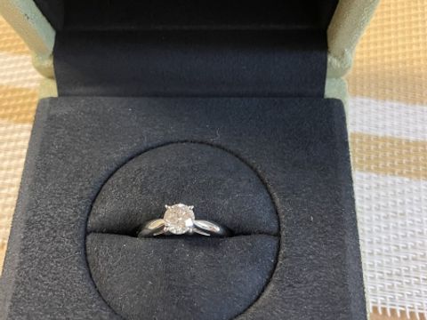 【ヴァン クリーフ＆アーペル(Van Cleef & Arpels)の口コミ】 指輪のデザインとダイヤの光り方が非常に上品だと感じました。デザイン自…