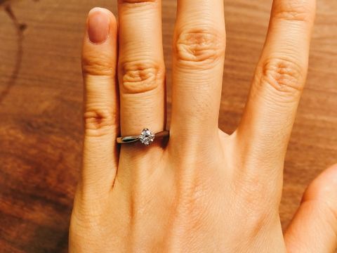 【BIJOUPIKO(ビジュピコ)の口コミ】 一粒ダイヤモンドの婚約指輪で、爪が4つであることが特徴です。爪が上下左…