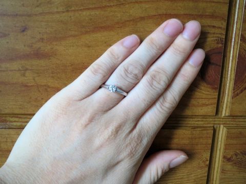 【銀座ダイヤモンドシライシの口コミ】 婚約指輪を探していたのですが、婚約指輪の定番の形である、たて爪のある…