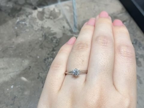 【ティファニー(Tiffany & Co.)の口コミ】 王道のティファニーセッティングのリングになります。
プラチナの素材で、…