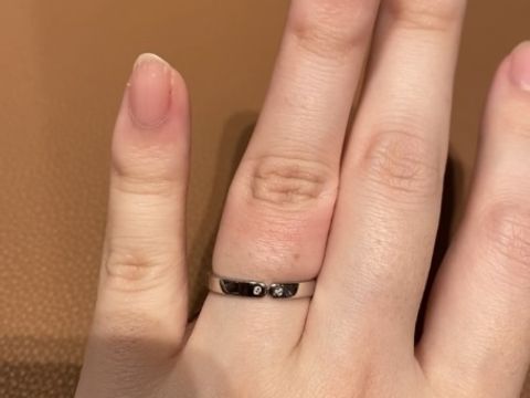 【エルメス(HERMES)の口コミ】 指輪のデザインはシンプルなものでした。
シンプルなダイヤが、２つ着いて…