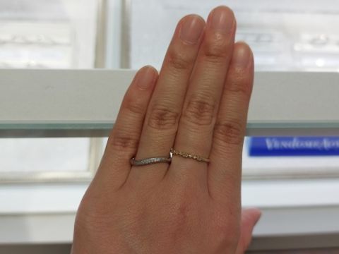 【ヴァンドーム青山(VENDOME AOYAMA)の口コミ】 形はウェーブで、メレダイヤがついているものを試着しました。
ゆるめのウ…