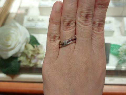 【Douxmiere bijou SOPHIA(ドゥミエール ビジュソフィア)の口コミ】 ピンクダイヤがメインのダイヤの片側のみについていて、流れ星のようなデ…