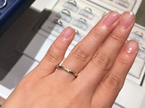 【銀座ダイヤモンドシライシの口コミ】 ラディアントデイズというコンビの指輪にしました。派手すぎない2色が上品…