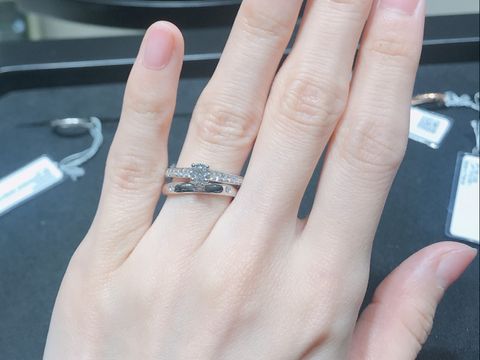 【ヴァン クリーフ＆アーペル(Van Cleef & Arpels)の口コミ】 結婚指輪は優しさという意味を持つ、ダイヤが3石埋め込まれたプラチナのリ…