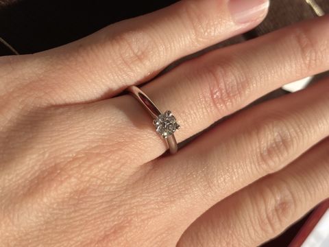 【カルティエ(Cartier)の口コミ】 婚約指輪の王道、1粒のダイヤが、4つの爪で支えられているため、ダイヤモ…