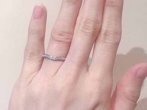 【カルティエ(Cartier)の口コミ】 バレリーナという指輪のハーフエタニティタイプです。カーブされている面…