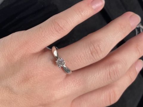 【ティファニー(Tiffany & Co.)の口コミ】 こちらの指輪は号数によってリング部分が細くなるような作りではないため…