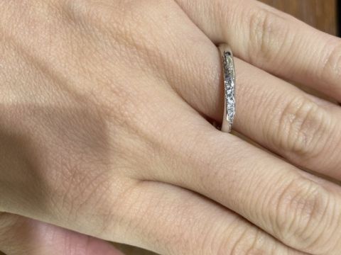 【TRECENTI(トレセンテ)の口コミ】 プラチナストレートの結婚指輪ですが、斜めに流れるようにして小さなダイ…