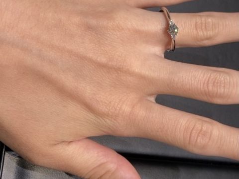 【ラザール ダイヤモンド(LAZARE DIAMOND)の口コミ】 アーヴィングはメインのダイヤモンドの左右に1石ずつ小さなダイヤモンドが…