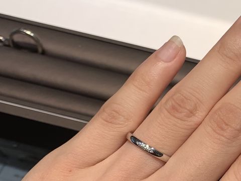 【エクセルコダイヤモンド(EXELCO DIAMOND)の口コミ】 このデザインはダイヤモンドが5石埋め込まれており、真ん中にいくに従って…