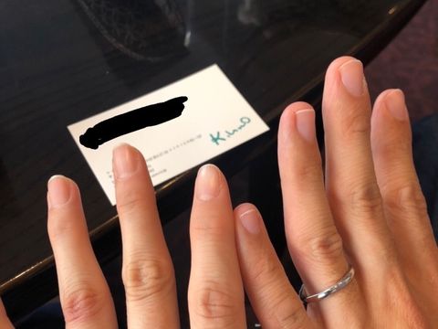 【ケイウノ ブライダル(K.UNO BRIDAL)の口コミ】 艶感があり、つけたときに輝いて見えます。緩やかなカーブがかかっていて…