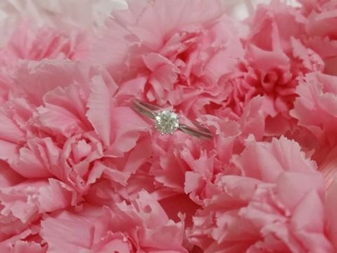 【AHKAH(アーカー)の口コミ】 さりげなくつけることができる華奢なリングを探していました。但し、あま…