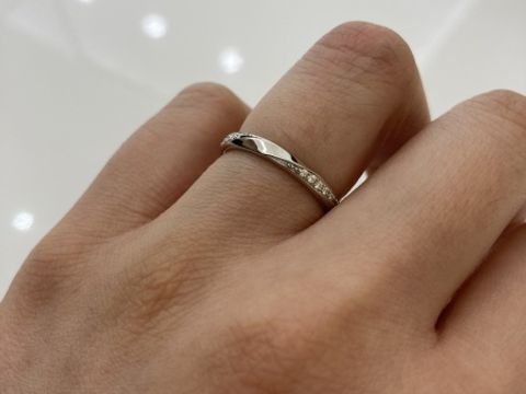 【4℃ BRIDAL(ヨンドシーブライダル)の口コミ】 華奢なデザインですが、シンプルすぎず、プラチナもダイヤモンドも見える…