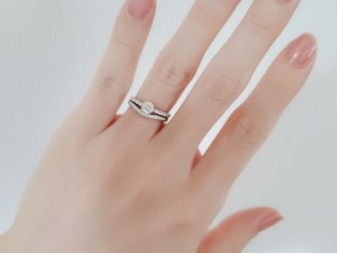 【カルティエ(Cartier)の口コミ】 婚約指輪と重ねて使いたかったので、重ねたときのデザインの相性を一番重…