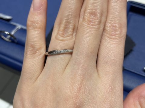 【銀座ダイヤモンドシライシの口コミ】 一番自分の手にちょうど良い指輪の太さで、キラキラしてて流れるようなデ…