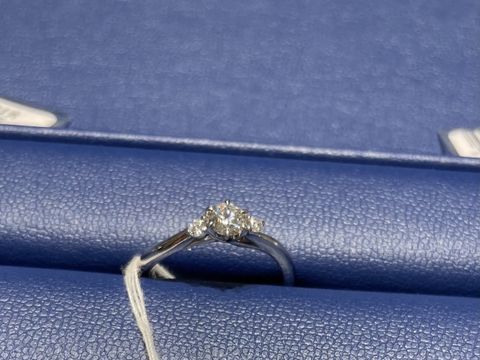 【銀座ダイヤモンドシライシの口コミ】 流れるデザインで、真ん中にダイヤモンド、両脇にメレダイヤモンドがつい…