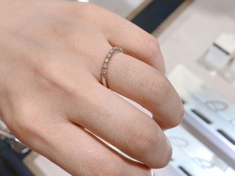 【SIENAROSE(シエナロゼ)の口コミ】 ザ婚約指輪！とゆうデザインにも憧れはありましたが、どこかに引っかけて…