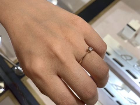 【SIENAROSE(シエナロゼ)の口コミ】 ザ婚約指輪だけど、派手すぎずとても可愛かったです。もともと指が太い方…
