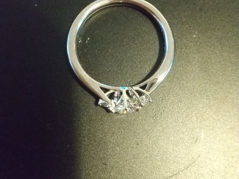 【ラザール ダイヤモンド(LAZARE DIAMOND)の口コミ】 両脇にメレダイヤがあり、中央のダイヤモンドが際立つデザインがかわいい…