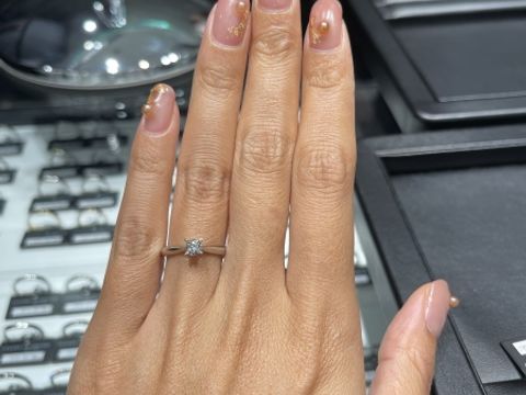 【ラザール ダイヤモンド(LAZARE DIAMOND)の口コミ】 爪が4本のデザインが良いのとストレートタイプで華奢過ぎないものを探して…