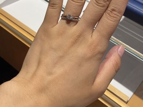 【銀座ダイヤモンドシライシの口コミ】 結婚指輪は他と違うデザインを探しておりつけた時の輝きや少しウェーブの…
