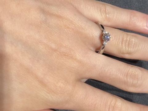 【エクセルコダイヤモンド(EXELCO DIAMOND)の口コミ】 エリザベートフィーヌという婚約指輪を試着しました。サイドにミルうちが…