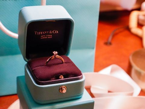 【ティファニー(Tiffany & Co.)の口コミ】 指輪のシンプルさ、箱の質感、ブランド力。
やはり総合的にティファニーは…