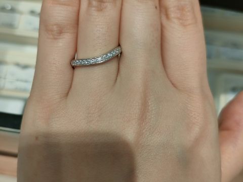 【ジュエリーKANDAの口コミ】 ウェーブデザインで広範囲にダイヤが入っていて、とても華やかでした。つ…
