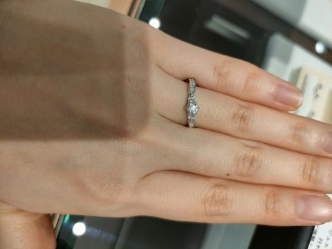 【ジュエリーKANDAの口コミ】 ウェーブデザインで真ん中の一番大きなダイヤの周りに小さいダイヤが敷き…