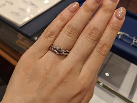 【銀座ダイヤモンドシライシの口コミ】 デザインも豊富でした。結婚指輪と重ね付けしたときにのバランスも全部良…