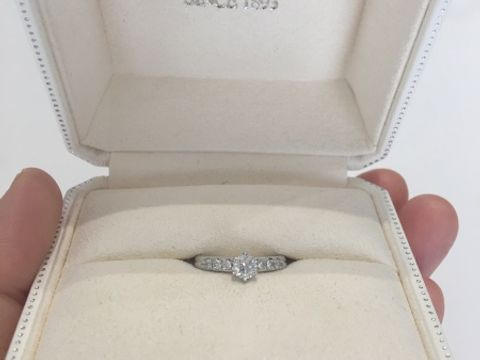 【MIKIMOTO(ミキモト)の口コミ】 センターダイヤとメレダイヤが共にキラキラ輝き素敵だった。普段使いしや…