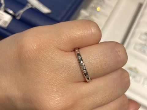 【銀座ダイヤモンドシライシの口コミ】 ストレートでダイヤモンドが付いている指輪を探してました。他の商品目当…