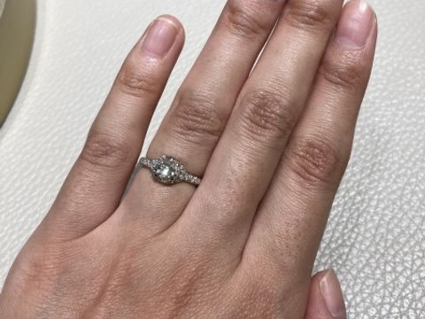 【ショーメ(CHAUMET)の口コミ】 指輪の周りをメレダイヤがクロスで取り囲んでいるデザインです。
パヴェの…