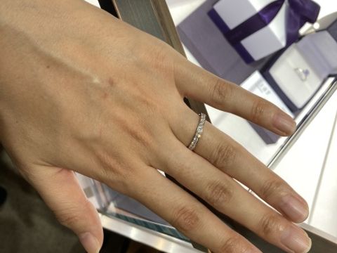 【俄(にわか)の口コミ】 ハーフエタニティで鍛造、丸みがあまりないデザイン、裏返してつけても違…