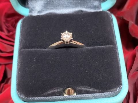 【ティファニー(Tiffany & Co.)の口コミ】 婚約指輪なのでシンプルだけど存在感のある一粒ダイヤのデザインにしまし…