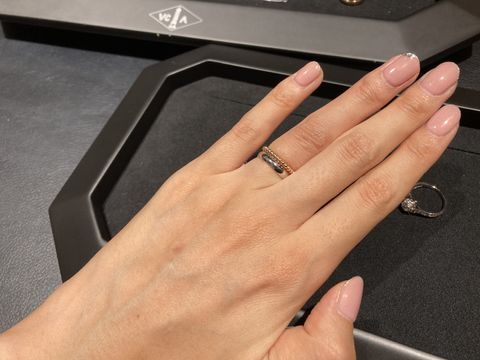 【ヴァン クリーフ＆アーペル(Van Cleef & Arpels)の口コミ】 とにかくつけ心地が滑らかで、横の指とのあたりがすごく優しいです。まる…