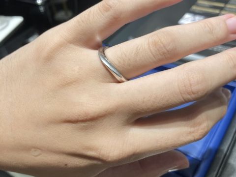 【銀座ダイヤモンドシライシの口コミ】 他に見ないデザインだったことです。
自分側からしか見れない、隠れたカラ…