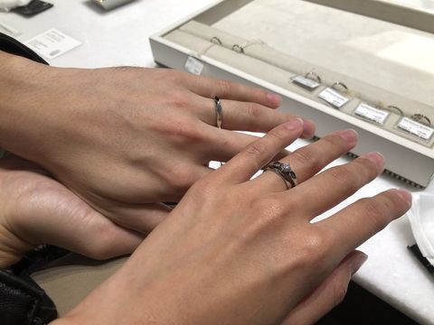 【ブシュロン(BOUCHERON)の口コミ】 指輪のデザインが決め手でした。
元々シンプルなものが好みかつ婚約指輪と…