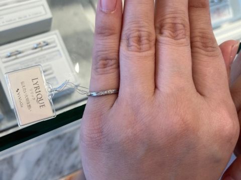 【VIVAGE(ヴィヴァージュ)の口コミ】 デザイン的には斜めに石が配置されてるのが好みです。
シンプルめなデザイ…