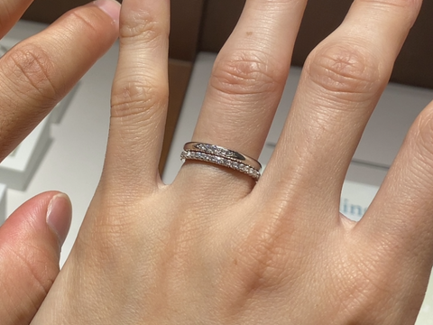 【銀座ダイヤモンドシライシの口コミ】 デザインで決めました！関節がしっかりした長さのある指だったため、スト…