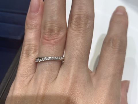 【4℃ BRIDAL(ヨンドシーブライダル)の口コミ】 クラスになっているデザインがとても可愛かった。ハーフエタニティーで探…