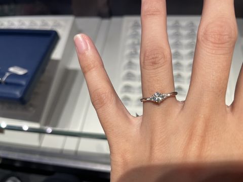 【銀座ダイヤモンドシライシの口コミ】 smiling jasmineのサイドのダイヤの両外側にさらに小さなダイヤを追加し、…