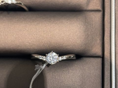 【アイプリモ(I-PRIMO)の口コミ】 Vの細身タイプで探していて、この指輪に出会いました。
指が細く長い人に…