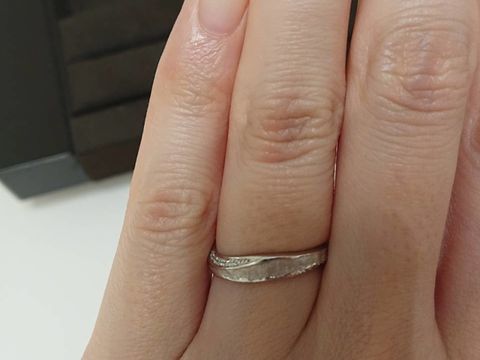 【MIORING(ミオリング)の口コミ】 和紙を使ったウェーブ型の指輪です。女性用の指輪は上下の斜面にダイヤモ…