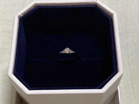 【4℃ BRIDAL(ヨンドシーブライダル)の口コミ】 デザインで決めました。花が咲いたようなデザインで、担当者に詳しく聞く…