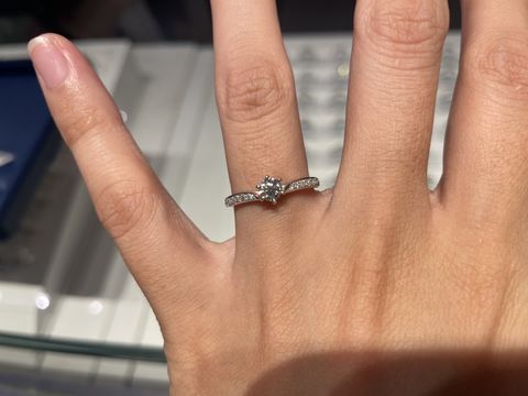 【銀座ダイヤモンドシライシの口コミ】 Vの細身の指輪で婚約指輪を探しており、こちらに辿り着きました。
たくさ…